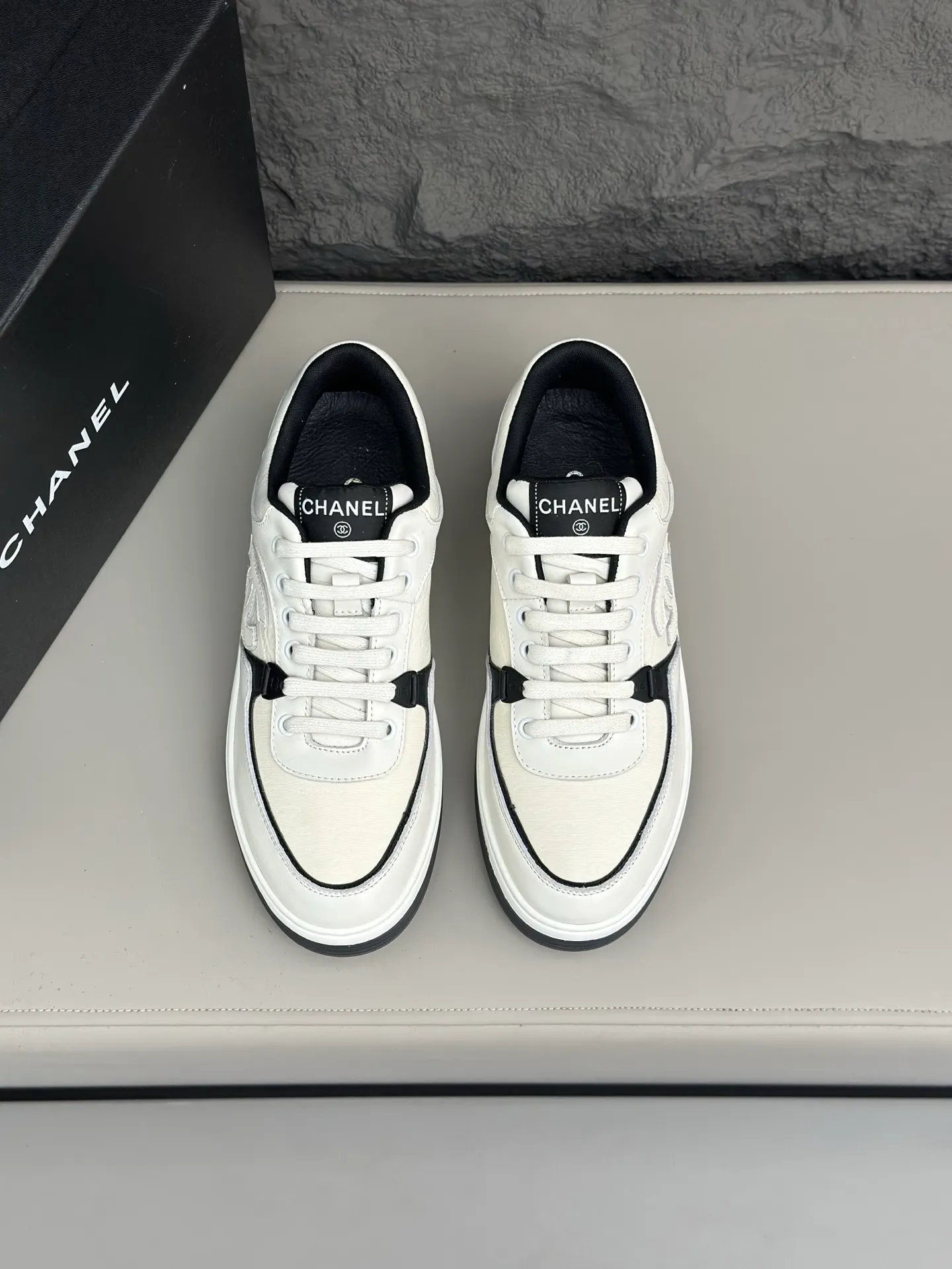 💰740 Chanel, 2024 spring new style / ♞size; 38~45 (38 45 customized) Men's Chanel sneakers, January's style premium is super serious, basically you can't buy it. The counter sister received this color and it happened to be in my men's size. I really didn't like it at first, but after I put it on, I found it to be very versatile. The same design of the diamond surface of the classic CF flap bag is very recognizable, and the double C The logo is not too high-profile. I love it. I recommend this one and you must try it on. You can’t tell how handsome it is by looking at the pictures.